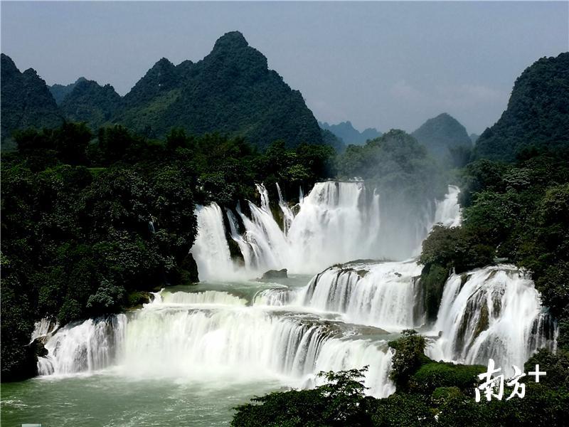 德天跨国大瀑布。江门市旅游行业协会供图