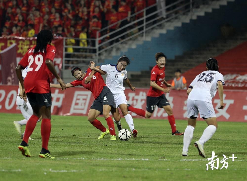 比赛现场，赛况激烈。