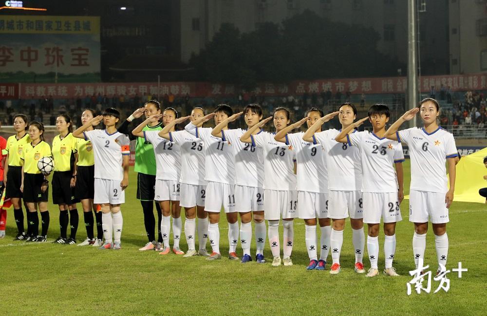 国歌奏响，女足姑娘敬礼。