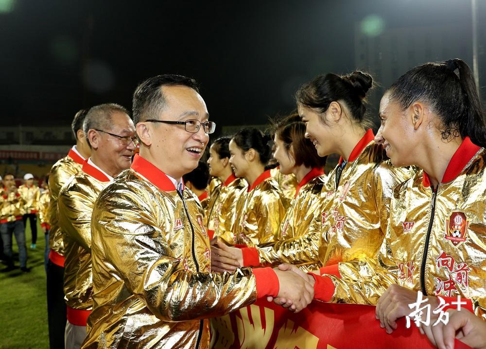 梅州市委书记陈敏恭贺辉骏队员冲超成功。