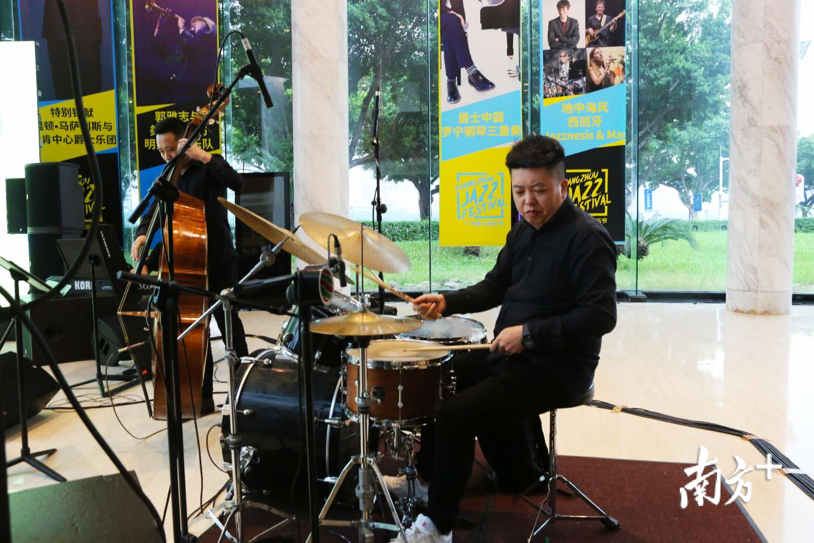 发布会现场请出罗璟田三重奏组合为大家带来即兴爵士乐演奏。