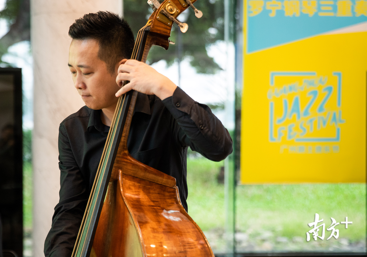 发布会现场请出罗璟田三重奏组合为大家带来即兴爵士乐演奏。