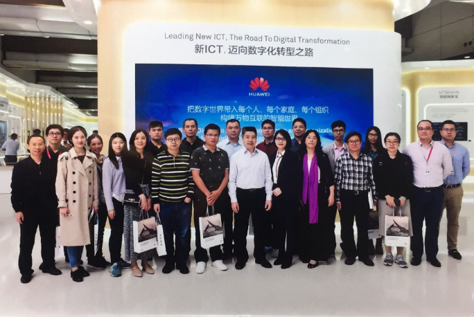 南海数据统筹局组织并带领企业家们参观华为坂田基地。企业供图 南海数据统筹局组织并带领企业家们参观华为坂田基地。企业供图