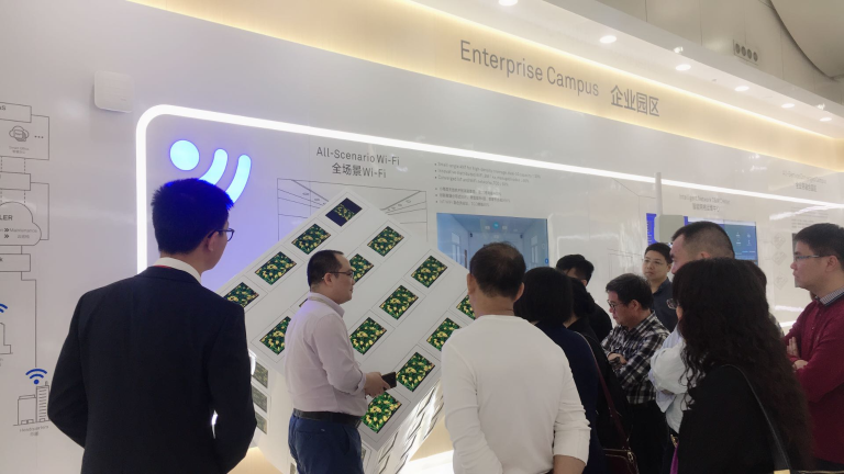 华为向南海企业家们介绍企业园区数字化的场景应用。 华为向南海企业家们介绍企业园区数字化的场景应用。