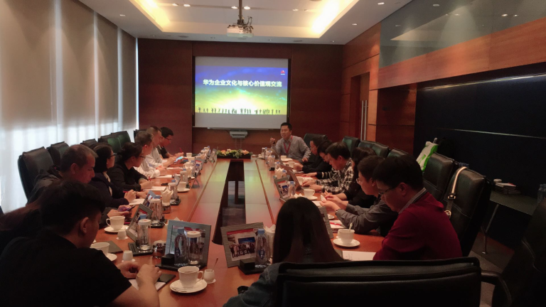 南海品牌企业就华为企业文化建设,企业工业云方案和企业大数据方案等议题进行了深入对接交流。 南海品牌企业就华为企业文化建设,企业工业云方案和企业大数据方案等议题进行了深入对接交流。