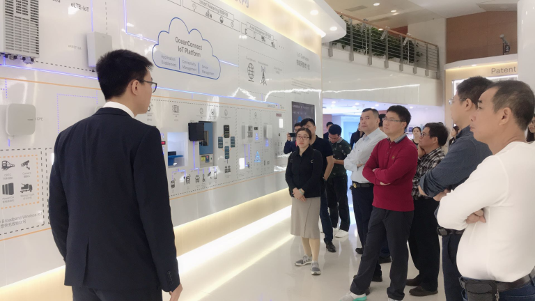 企业家们在华为G区展厅现场参观。 企业家们在华为G区展厅现场参观。