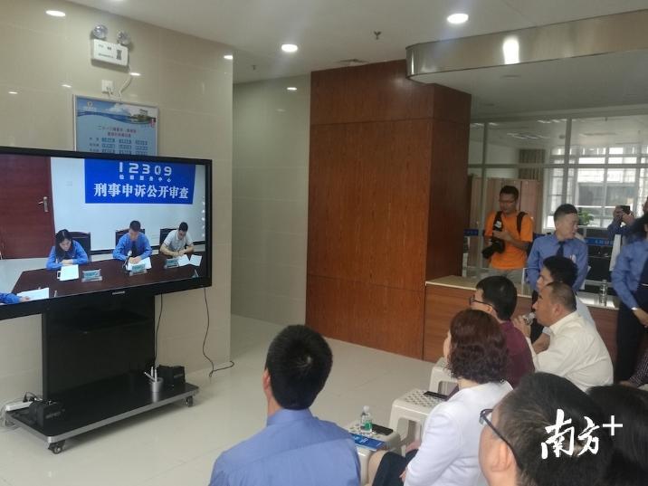 被邀全国、省人大代表通过网上“12309检查服务中心”的同步视频系统,旁听了顺德区检察院办理的一宗国家赔偿案件。 唐梦 摄 被邀全国、省人大代表通过网上“12309检查服务中心”的同步视频系统,旁听了顺德区检察院办理的一宗国家赔偿案件。 唐梦 摄