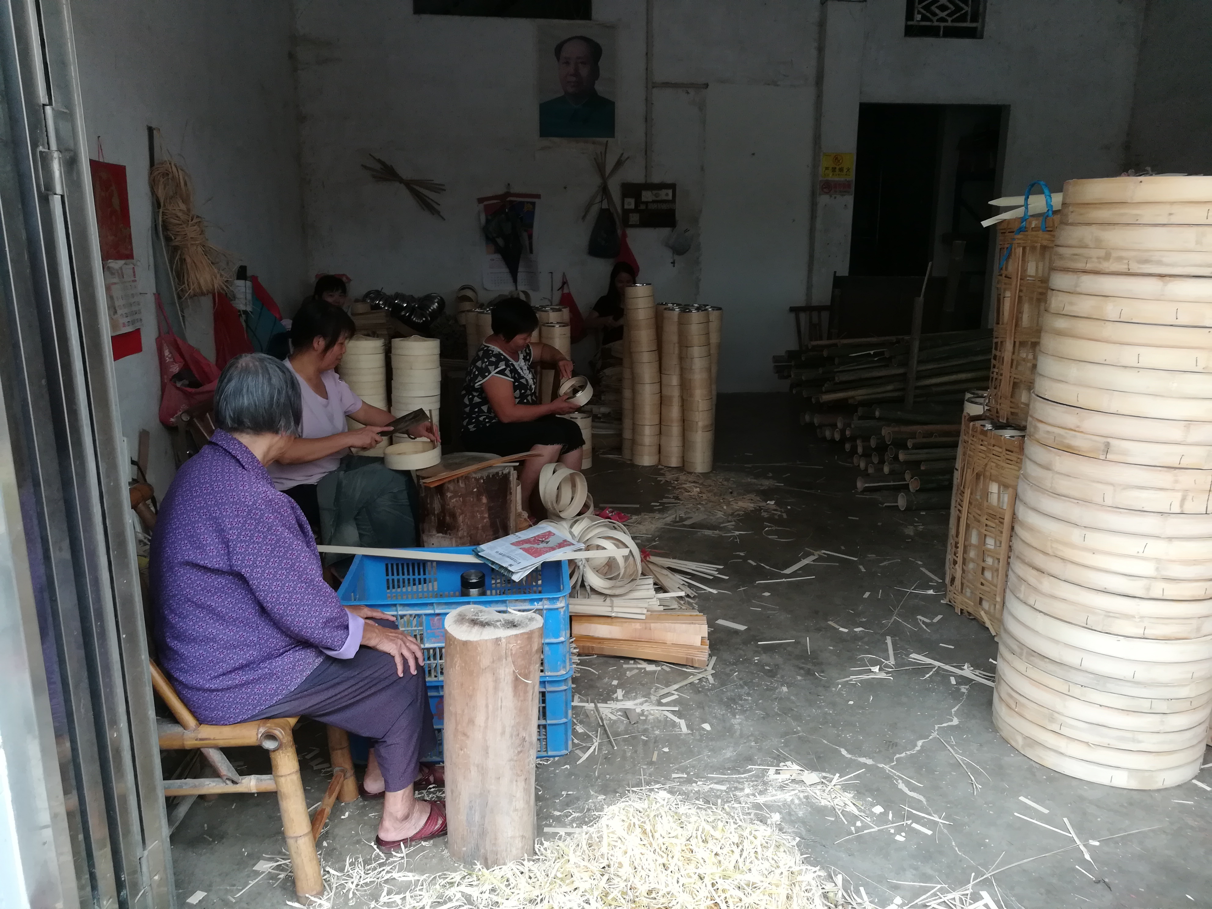 泗纶的“蒸笼一条街”内,制作蒸笼的散户以中老年人为主。(谢庆裕摄) 泗纶的“蒸笼一条街”内,制作蒸笼的散户以中老年人为主。(谢庆裕摄)