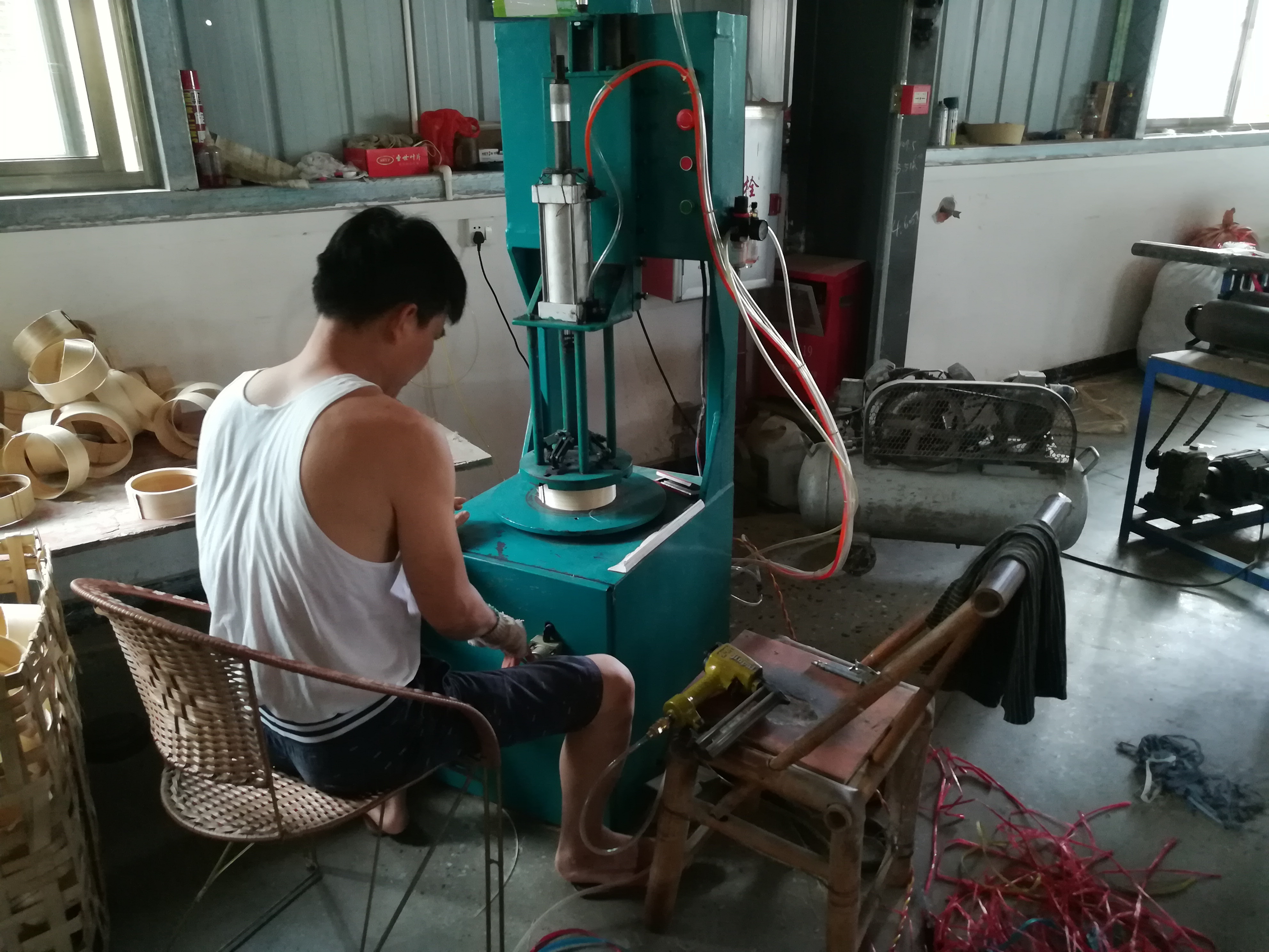 企业也研究使用了一些机械化手段,取代部分人工制作蒸笼的工序。(谢庆裕摄) 企业也研究使用了一些机械化手段,取代部分人工制作蒸笼的工序。(谢庆裕摄)