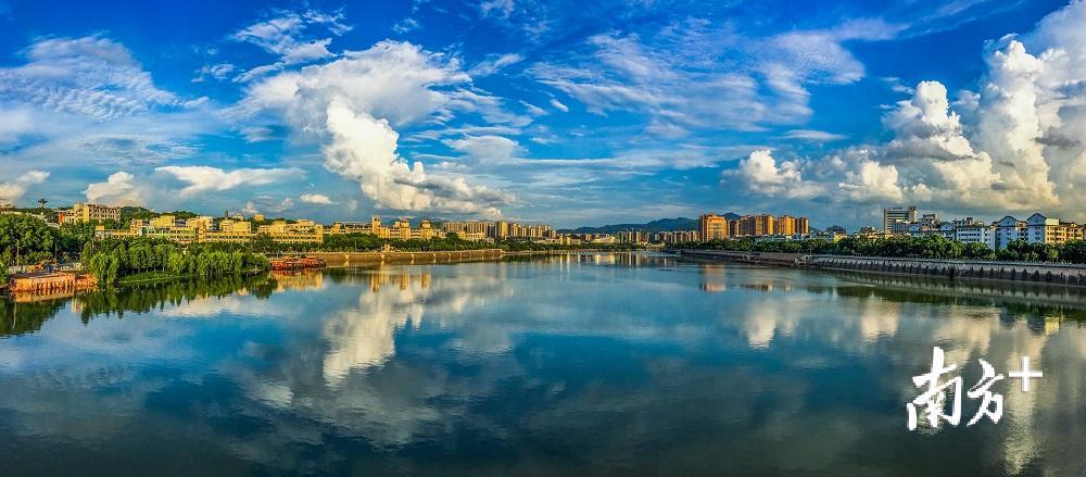 梅州奋力建设天蓝地绿水清的美丽家园。