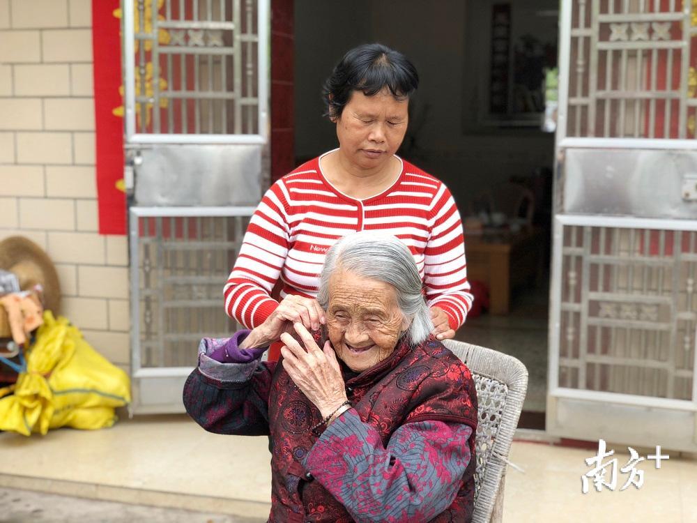 黄竹云儿媳在院中为其梳理头发。（何苑妮 摄）