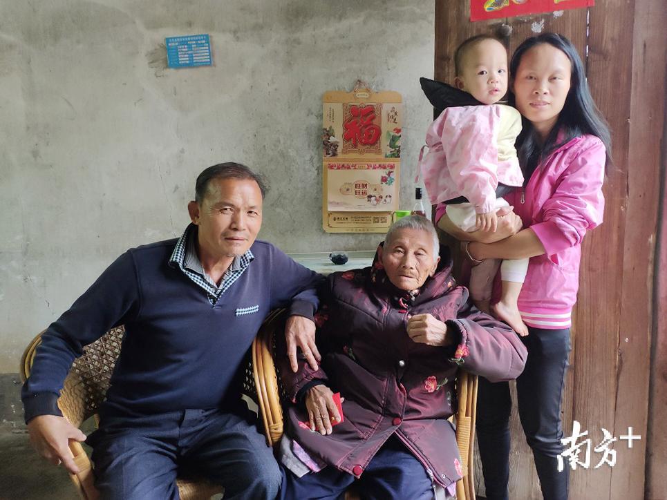 黄七妹（左二）与她儿子古昌南（左一）、孙儿媳朱梅（右一）、曾孙子合影。（汪思婷 摄）