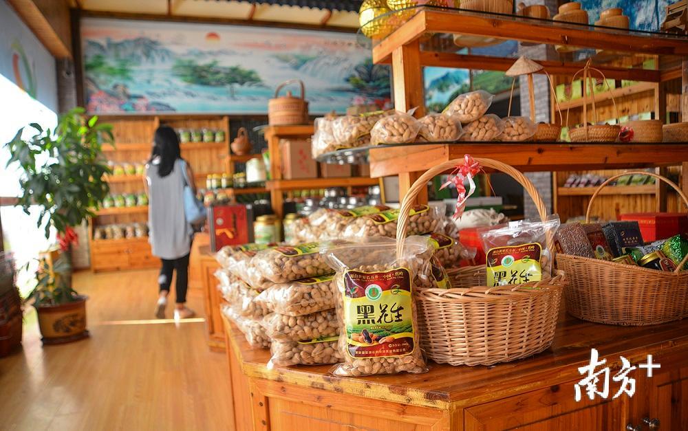 健康食品店内摆放着各种富硒食品。（南方日报记者 何森垚 摄）