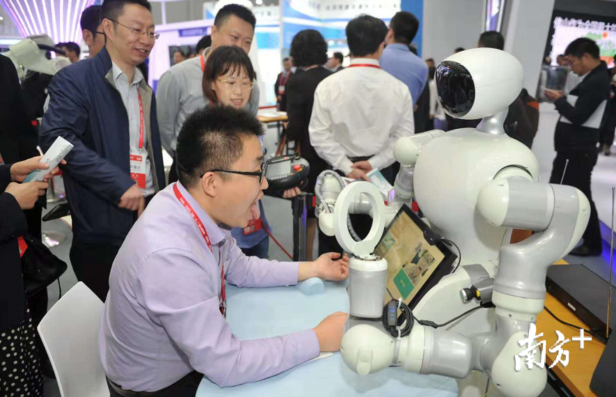 机器人正在为观众把脉、看舌苔。