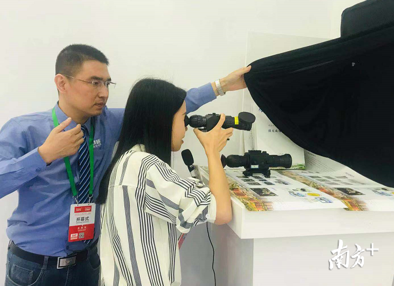 主播体验微光成像仪器。