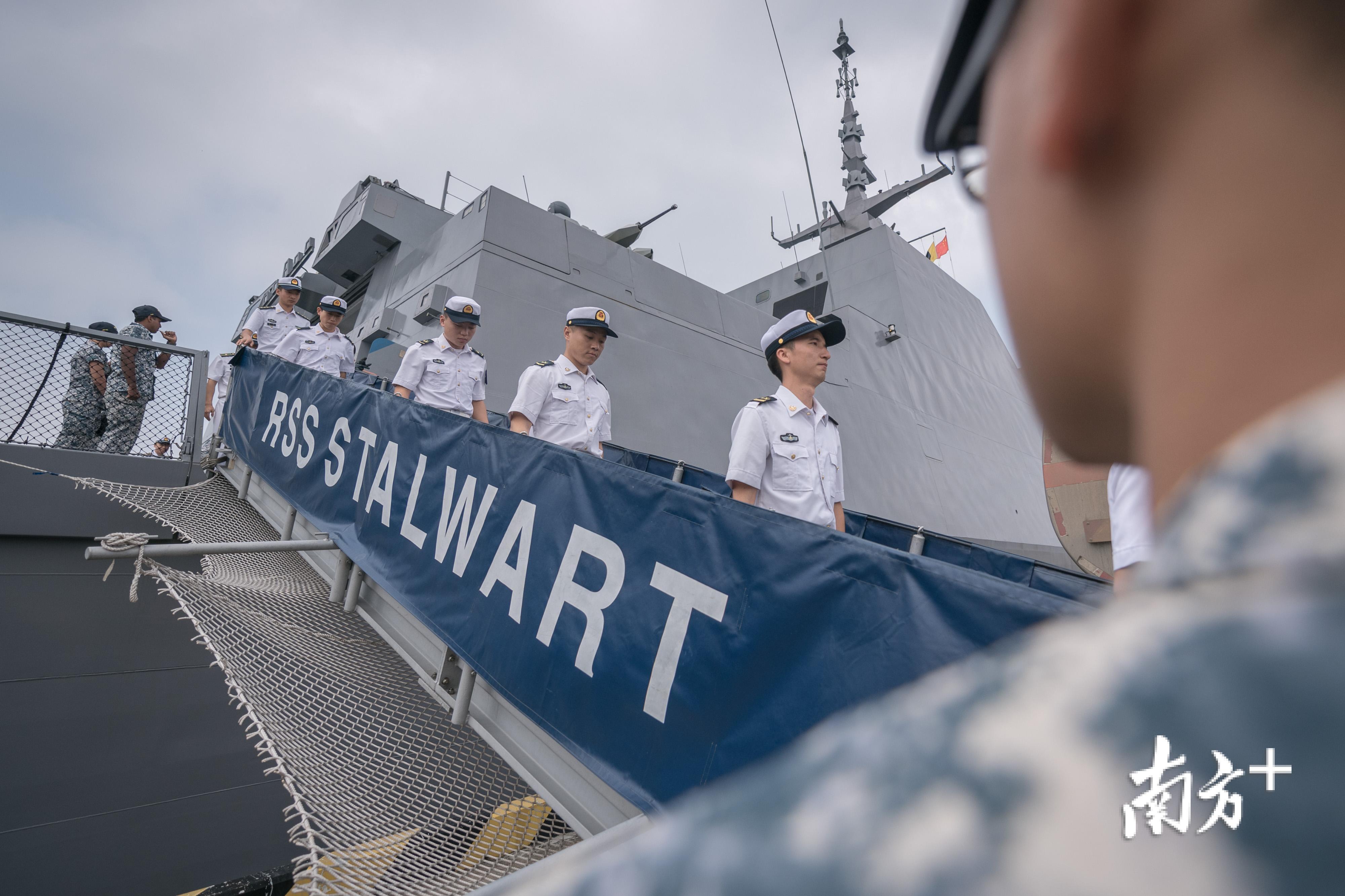 4月24日,中国和东盟国家海军官兵代表还分别登上了新加坡海军忠诚号