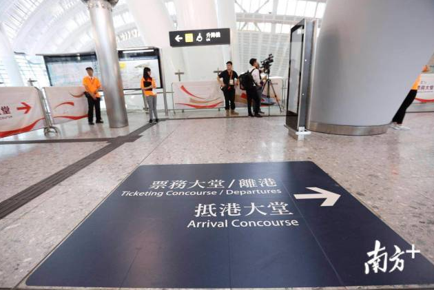 西九龙站内设有75条扶手电梯及125部升降机,方便乘客上落各层。 西九龙站内设有75条扶手电梯及125部升降机,方便乘客上落各层。