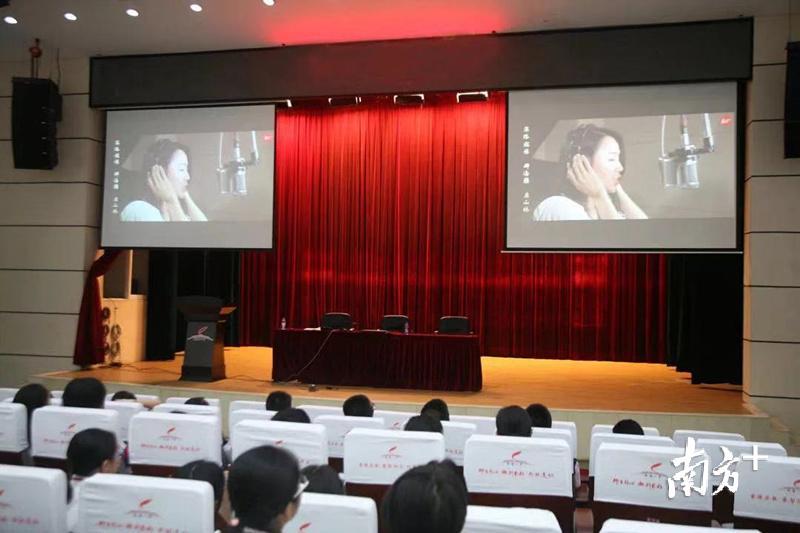 珠海一中师生在观看大桥MV