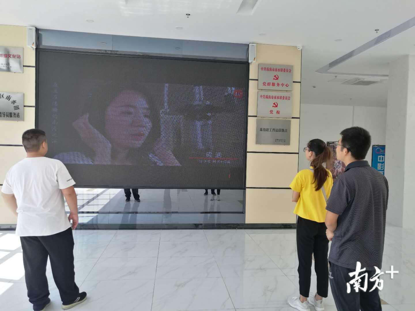 南水镇党群服务中心在播放大桥MV