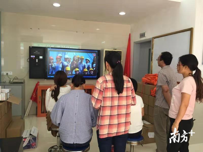 村居办事大厅播放大桥MV