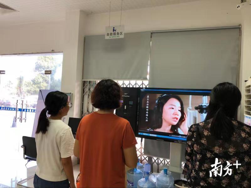 村居办事大厅播放大桥MV