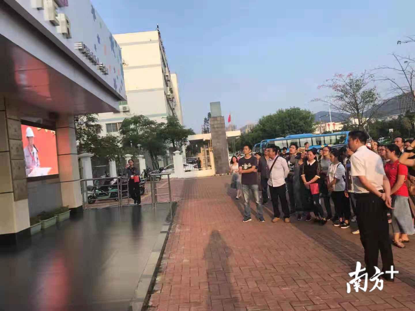 三灶党群服务中心的门口播放大桥MV