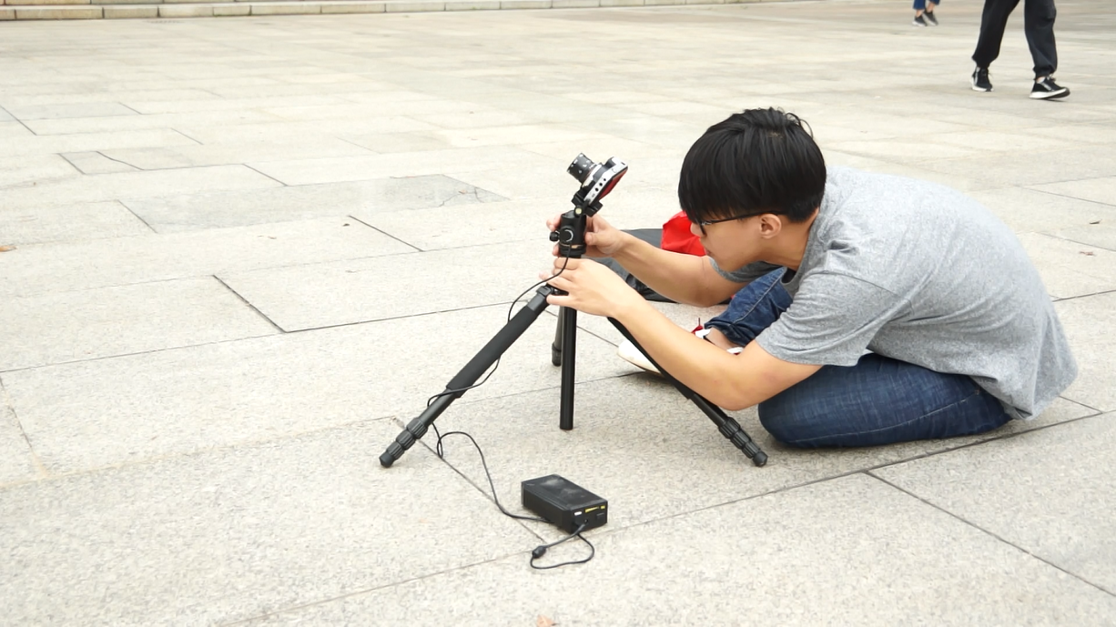 选手崔永家正在调试机器。