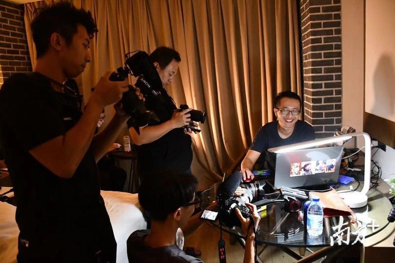 在奋战的不止选手，还有大赛工作人员。