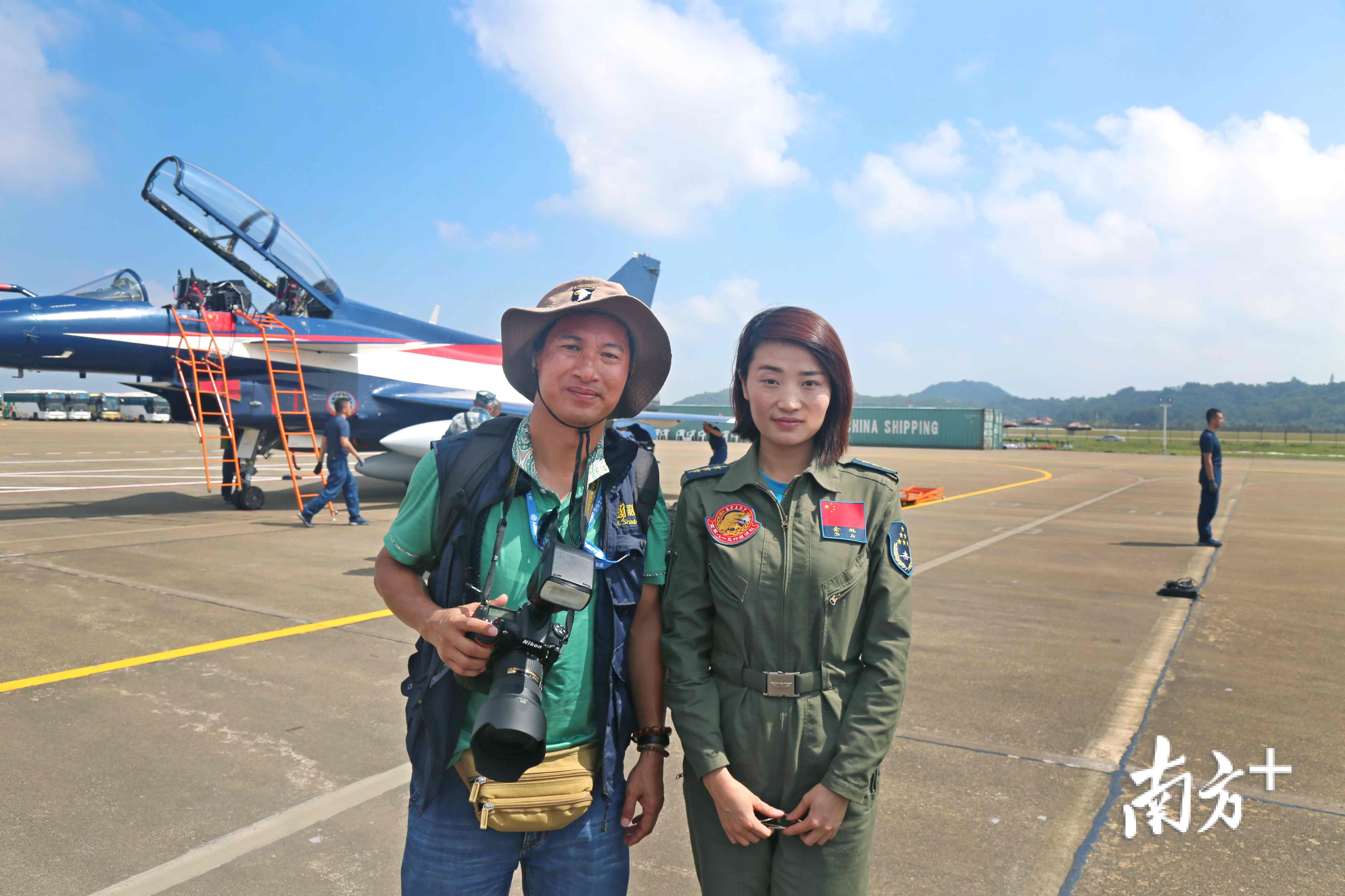 朱桂忠(左)和八一飞行表演队女飞行员余旭的合影 朱桂忠(左)和八一飞行表演队女飞行员余旭的合影