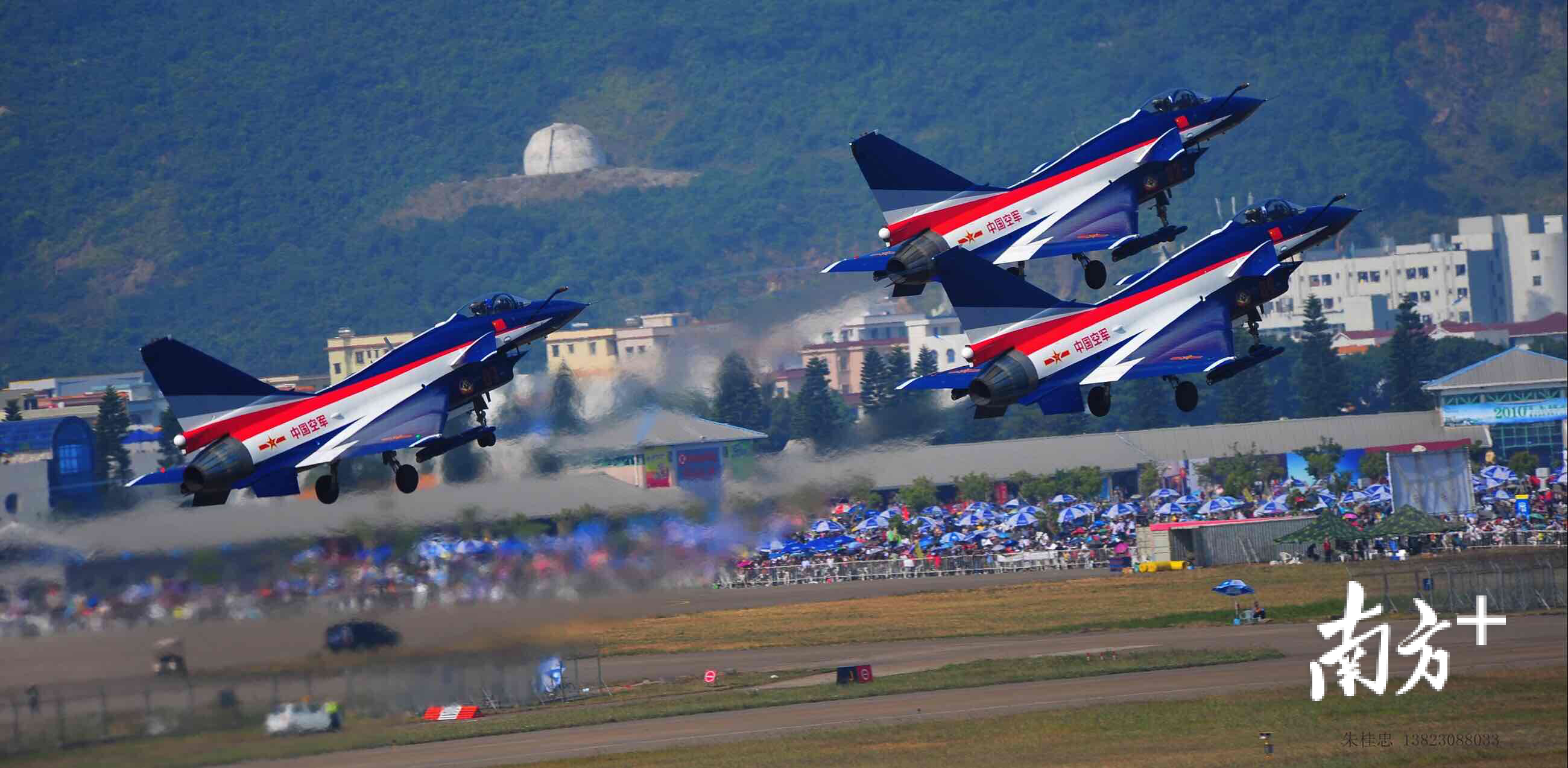 歼十战斗机正在滑翔拉升。朱桂忠摄于2010年航展。 歼十战斗机正在滑翔拉升。朱桂忠摄于2010年航展。