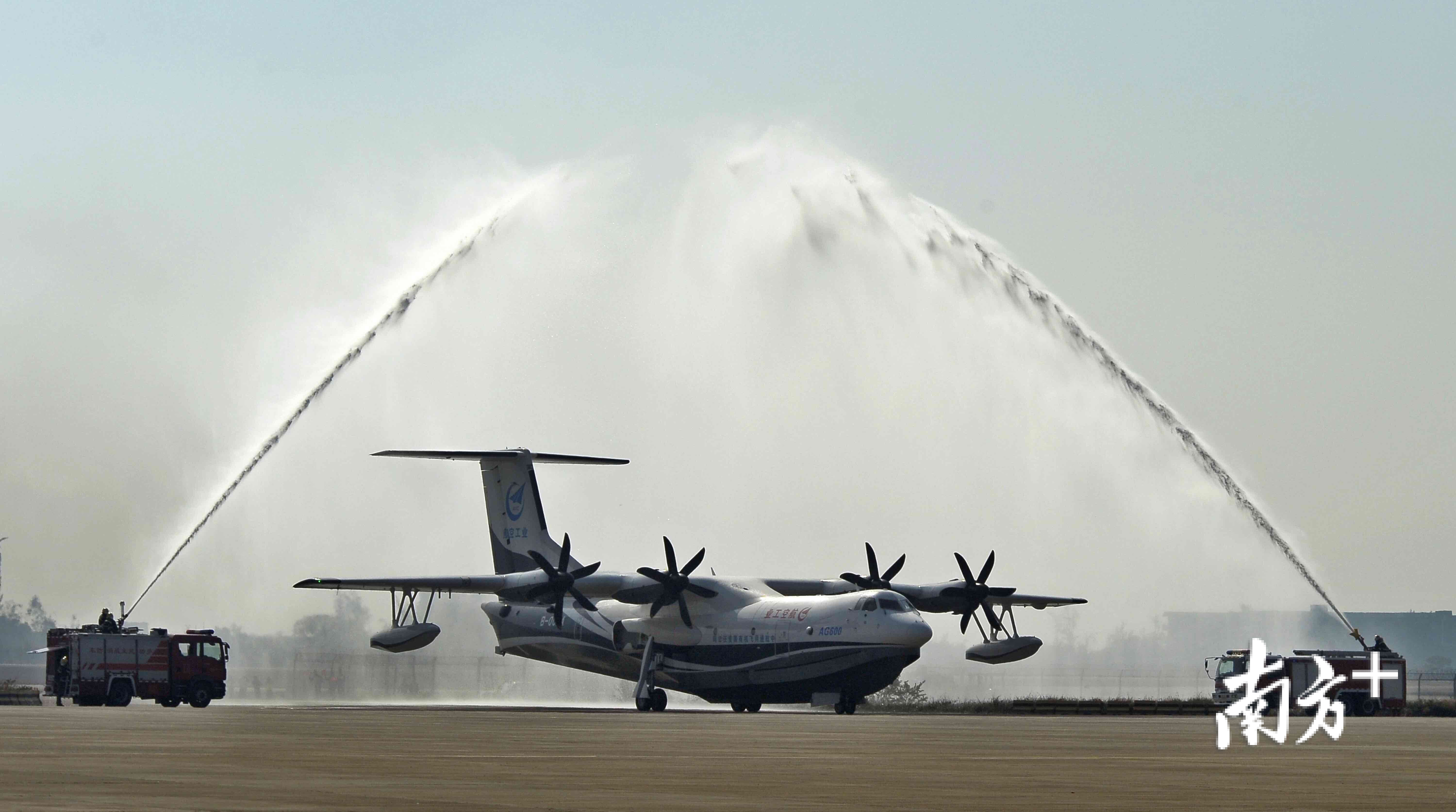 2017年12月,AG600在金湾机场进行陆上首飞。朱桂忠摄 2017年12月,AG600在金湾机场进行陆上首飞。朱桂忠摄