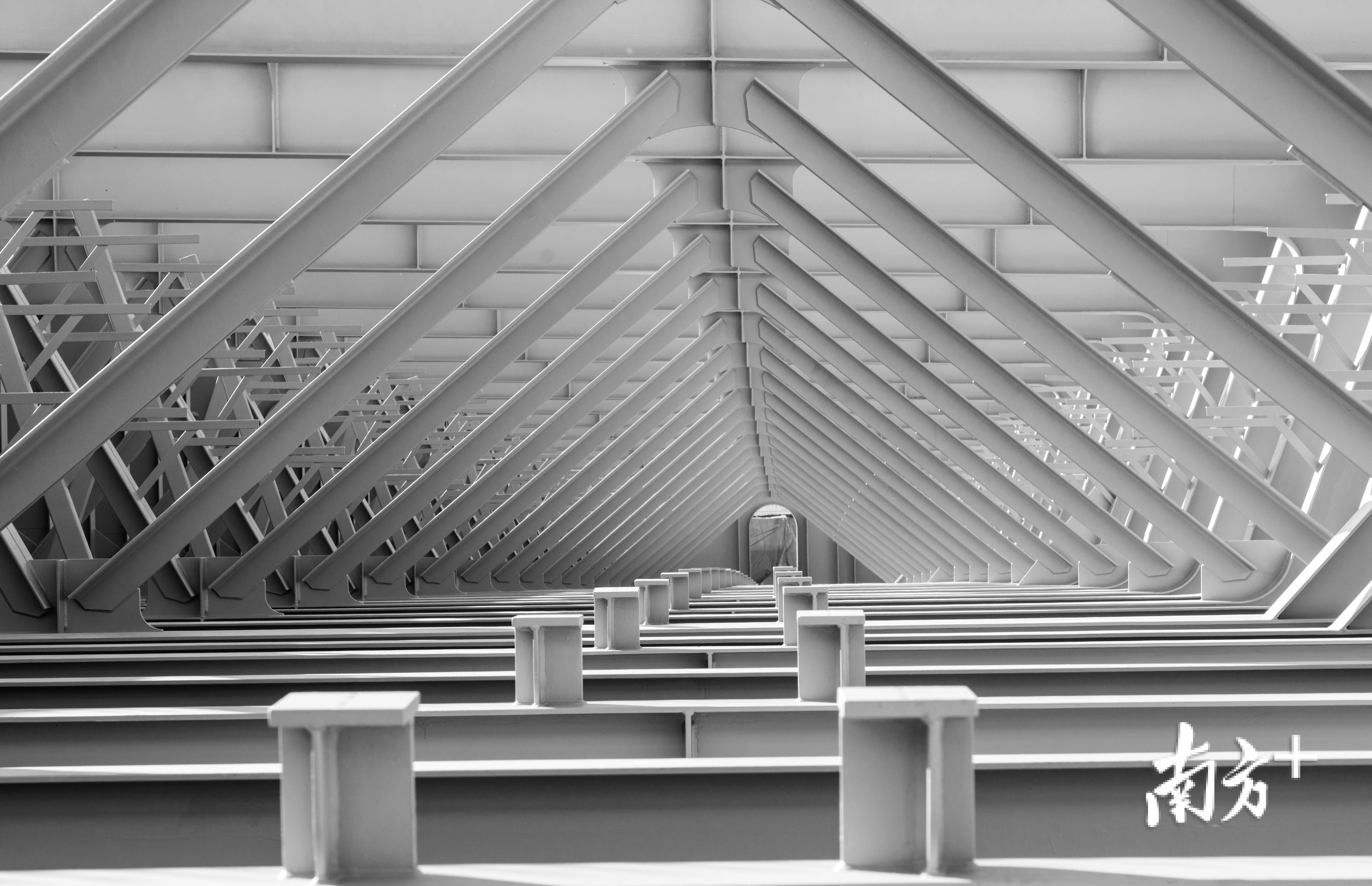 2013年11月，港珠澳大桥正在建设的桥体充满建筑美