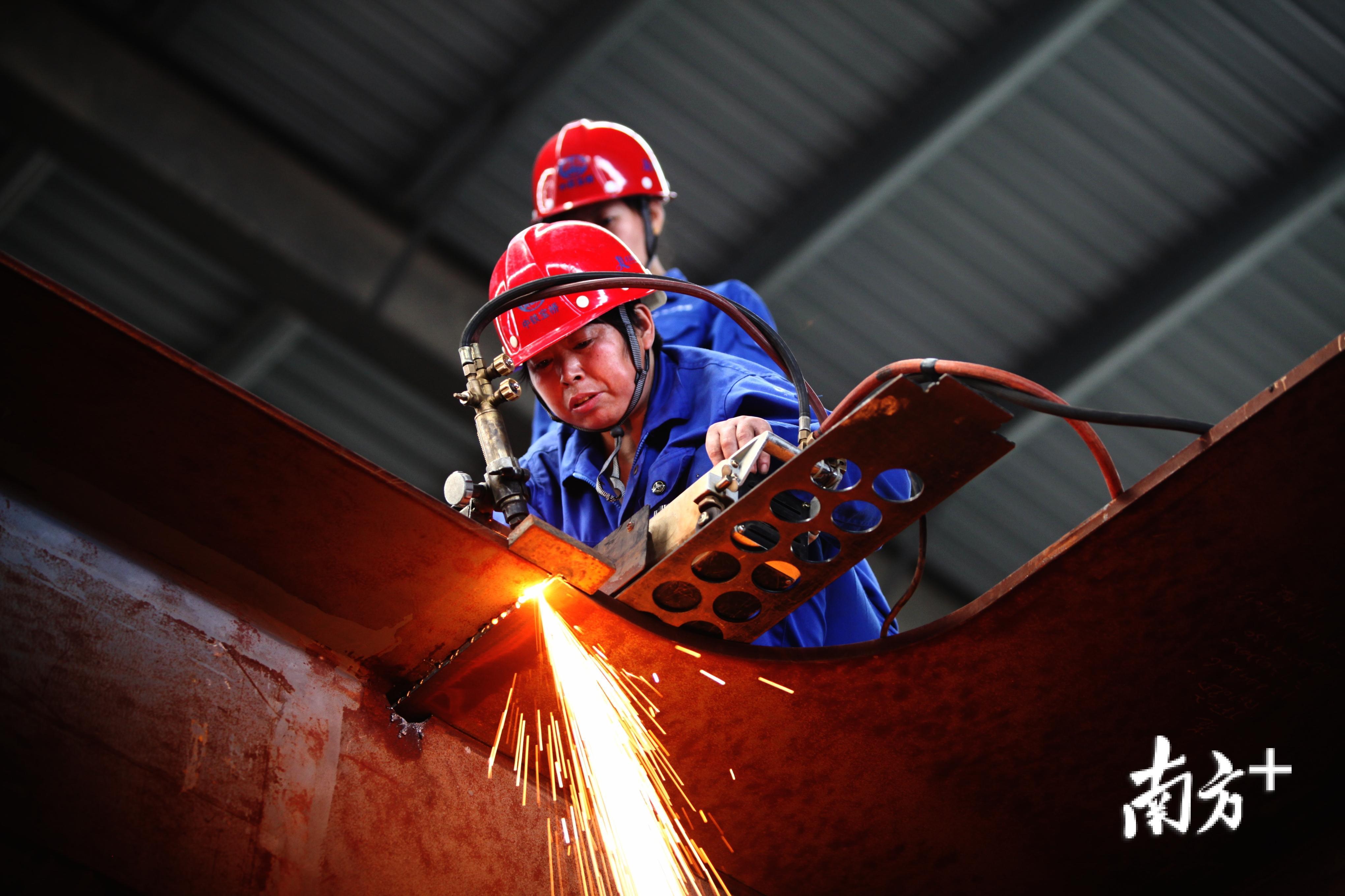 2014年6月，中山南朗某铸造基地，电焊工人正在焊接桥体