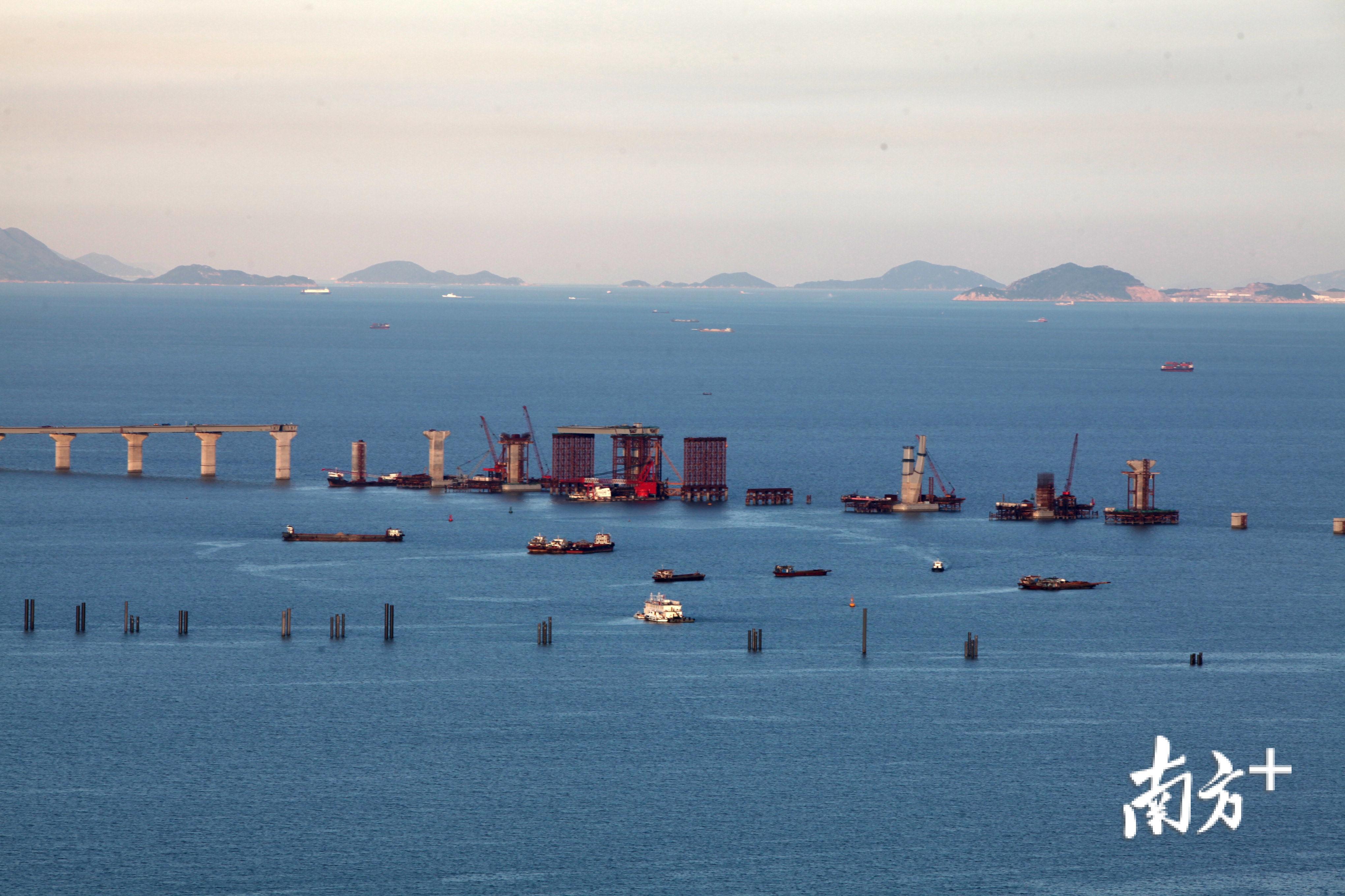2014年7月，港珠澳大桥九州航道桥墩正在铺设