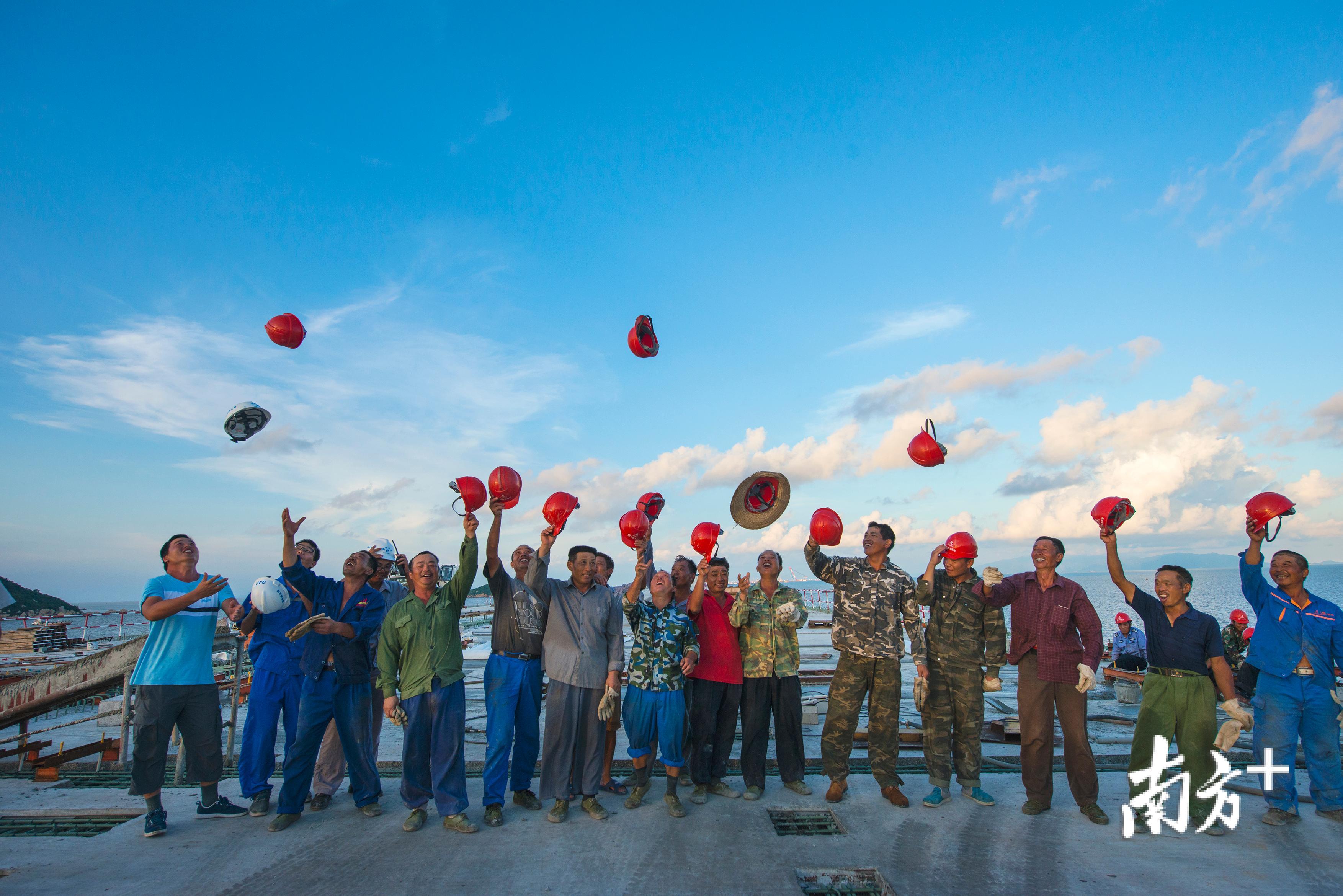 2015年3月，拱北联检口岸建设工地的工人们