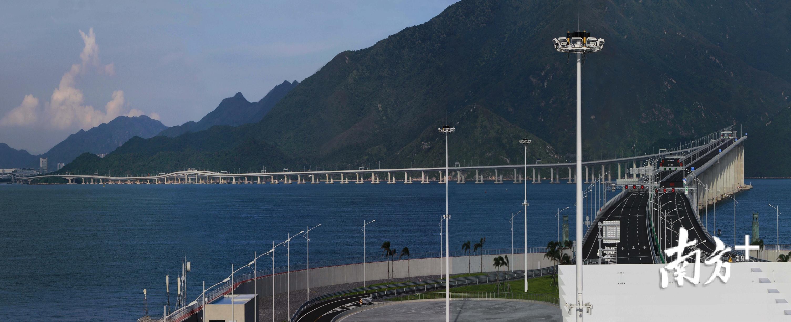 2018年6月，站在东人工岛上看大桥