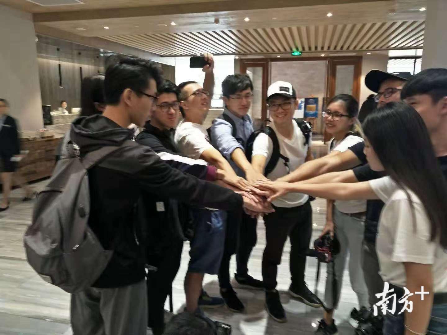 出发前选手互相打气。