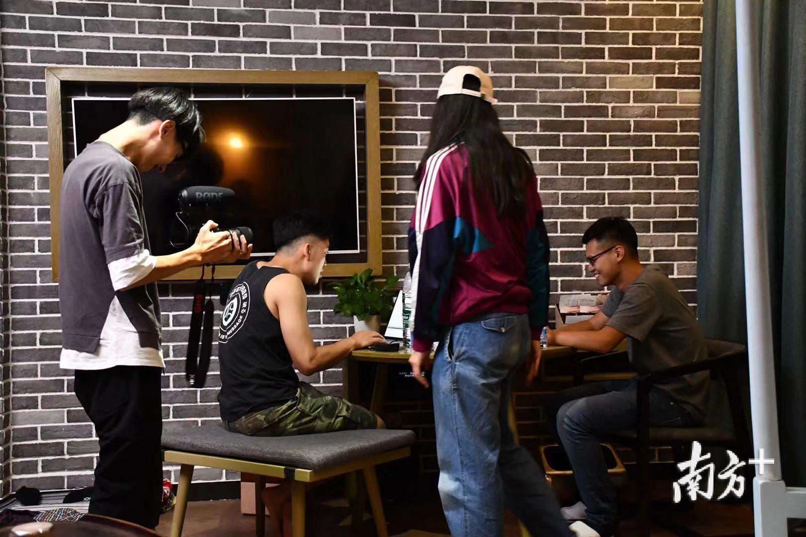 跑了一天回到酒店，执行队伍前往探望选手。