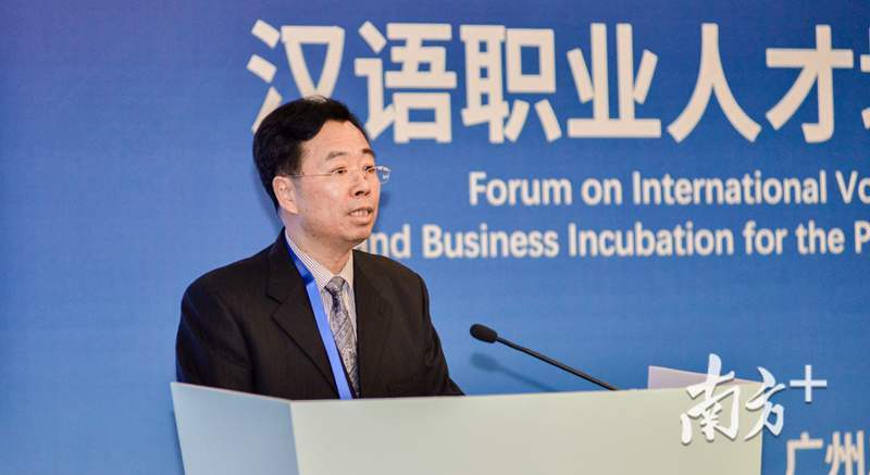 广东省发改委产业研究院秘书长刘文彬。