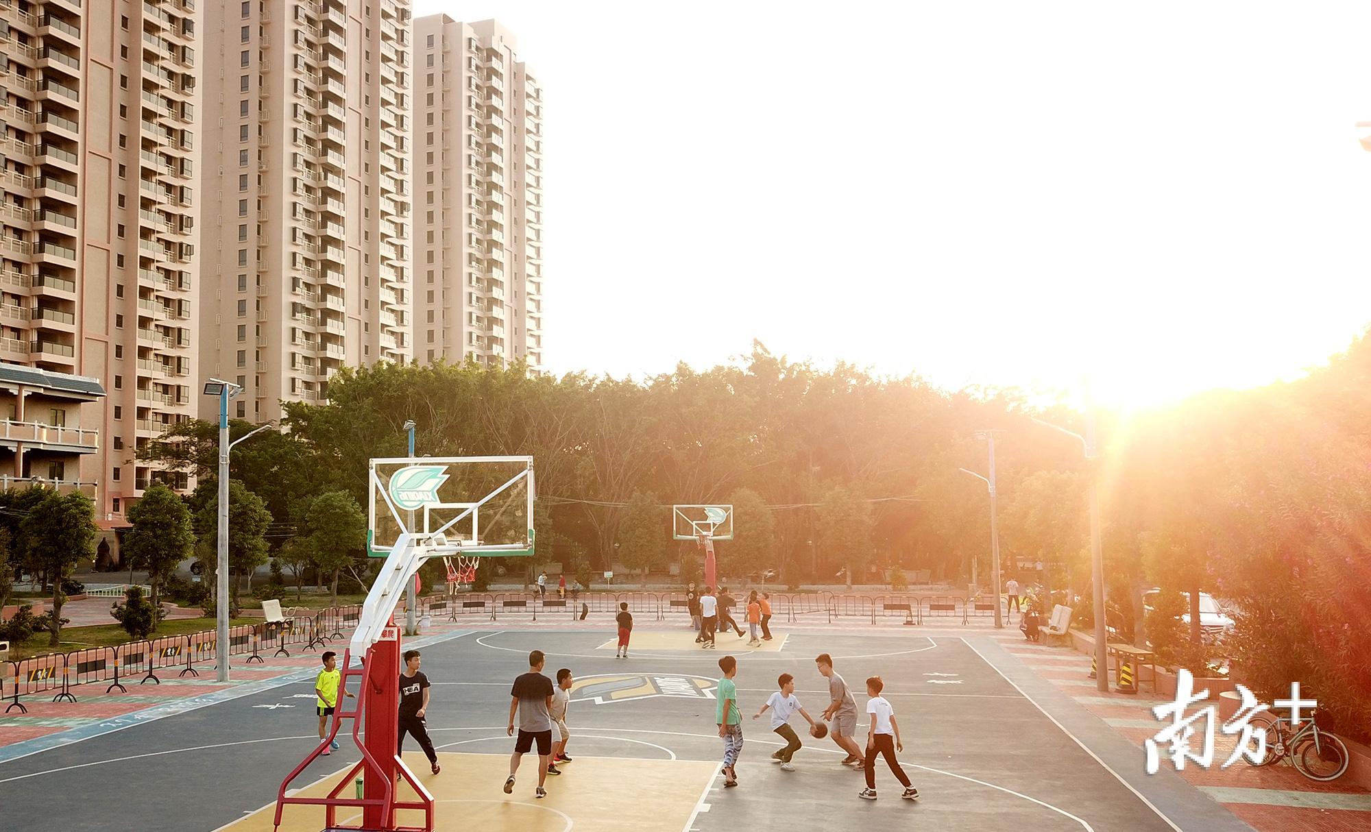 霞露公园篮球场上,体育爱好者们正在进行一场友谊赛。 霞露公园篮球场上,体育爱好者们正在进行一场友谊赛。