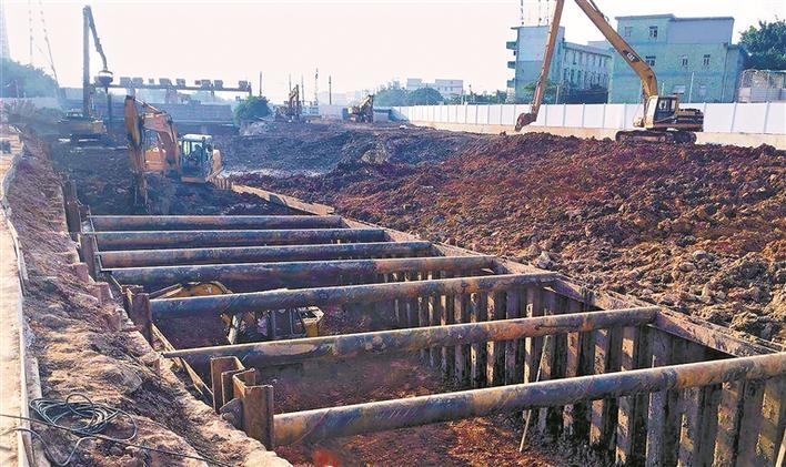图为建设中的茅洲河流域水环境综合整治工程。施工人员利用截流井将污水进行截流，并输送至沙井二期污水处理厂进行处理。 深圳特区报记者 何龙 摄