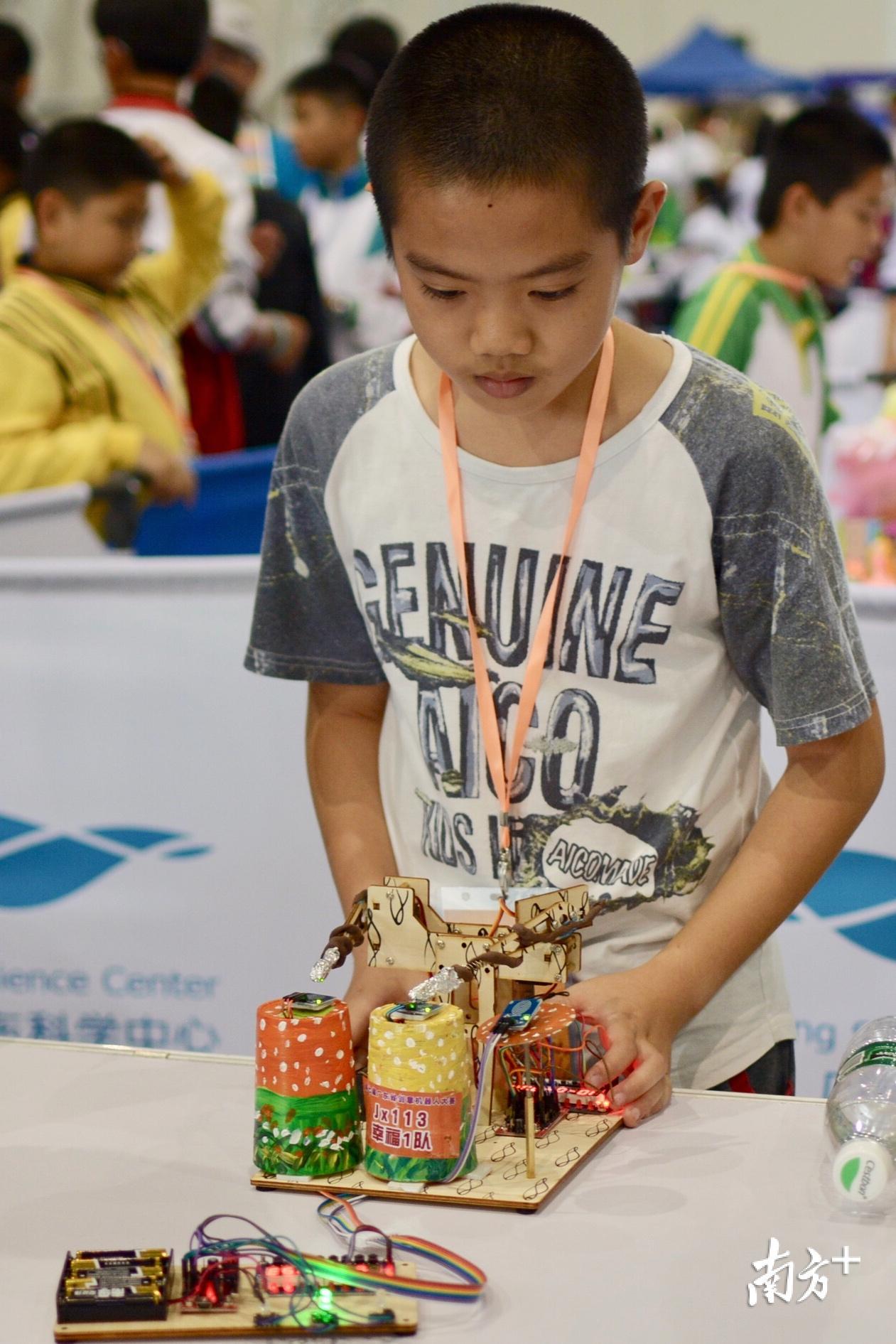 本届大赛的主题为"演奏机器人",为了让中小学生亲身体验科技和艺术