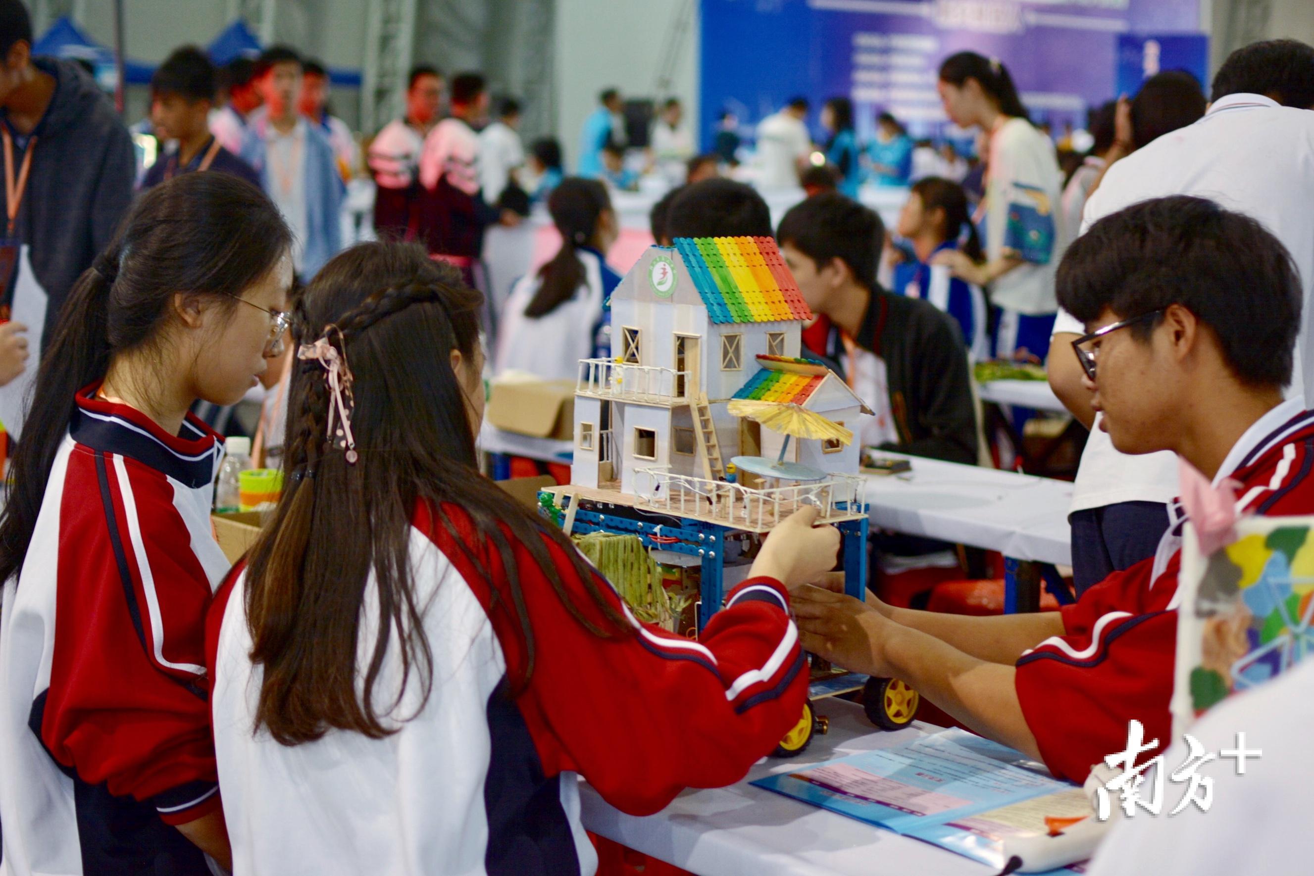 人实时准点地击打乐器,并和自己的机器人一起,完成大赛要求的比赛任务