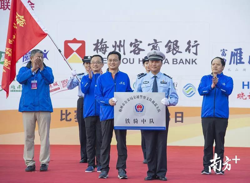 梅州市委副书记、代市长张爱军为铁骑队授牌。