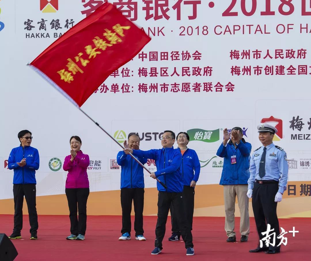 梅州市委书记陈敏为铁骑队授旗。