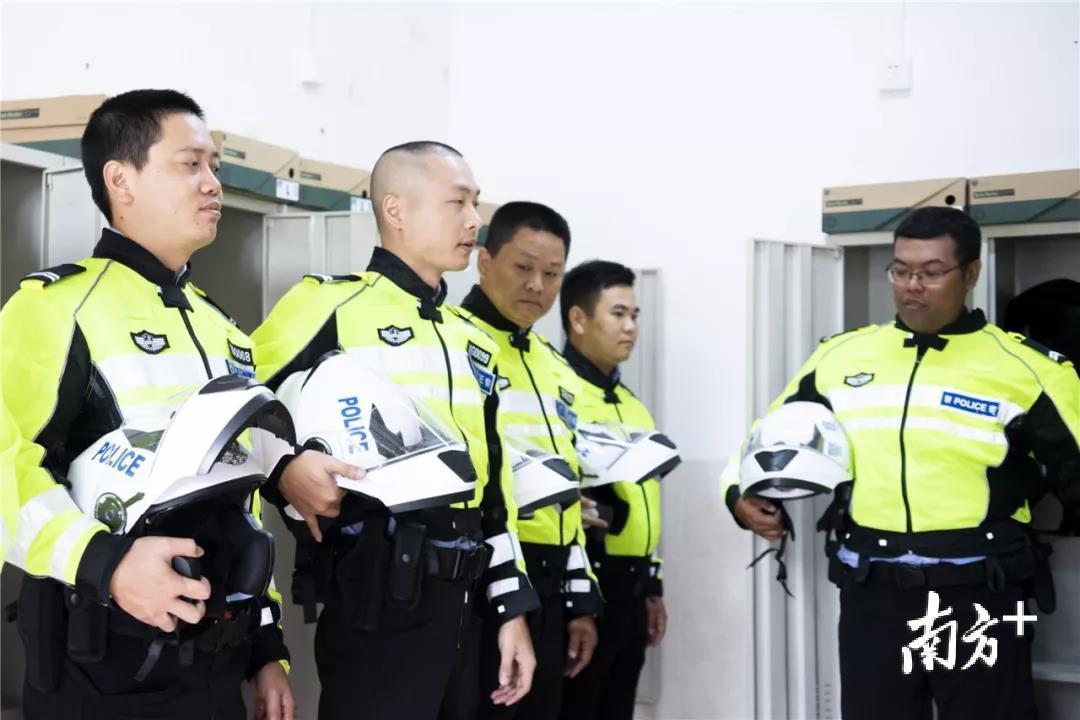 叶威（右一）与队友整装待出发。