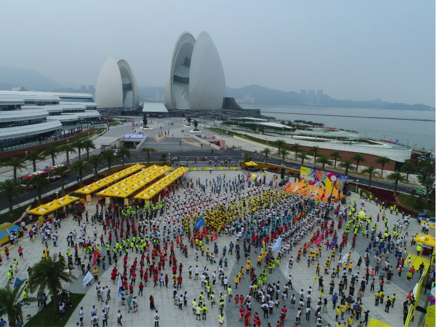 发令枪响后，跑者们瞬间冲出起跑线。