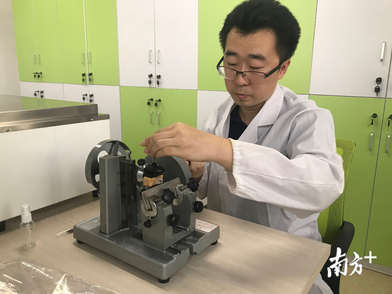 倪加加在实验室测试