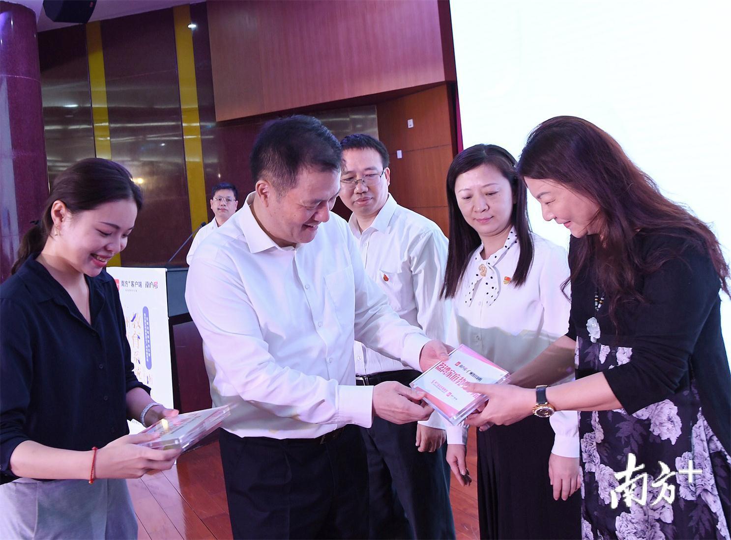 樊群为入驻单位代表授牌