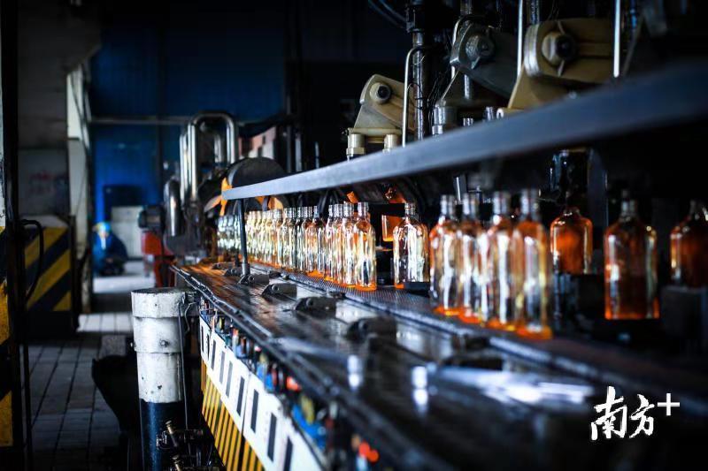 华兴玻璃生产线。华兴玻璃供图